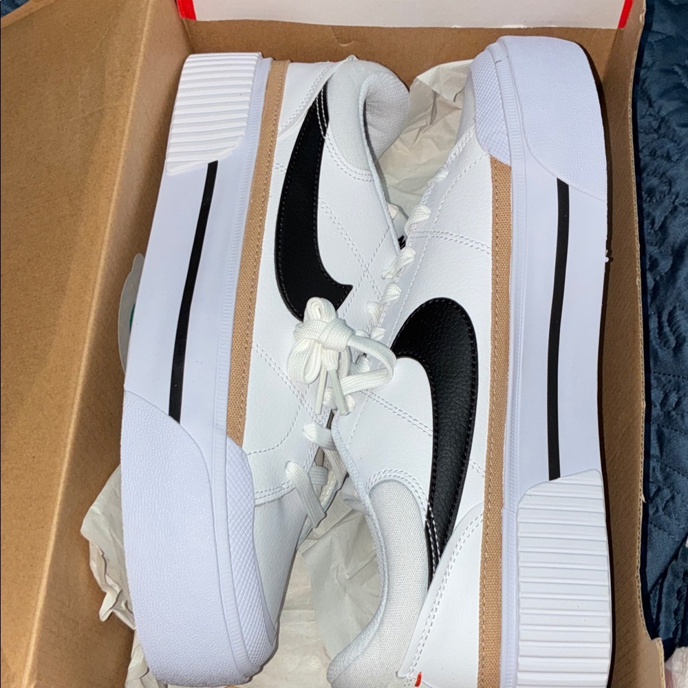 Nike White Black Women's Athletic Shoes - Picture 2 of 8